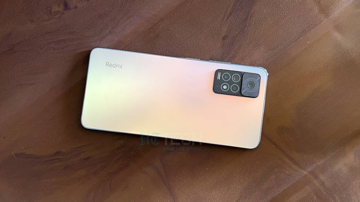 Redmi Note 11 Pro: The 128GB storage variant is priced at Rs. 18489 during the sale. Plus, Rs. 1250 discount on SBI credit cards will make it more affordable. Interestingly, it features a quad-camera setup led by a 108MP primary sensor. Redmi Note 11 Pro 4G
