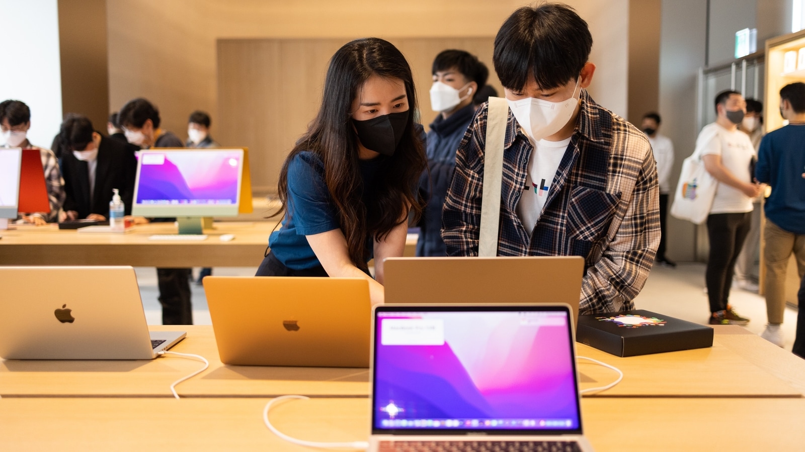 macbook-maker-suspends-shanghai-plant-as-china-tech-chain-reels