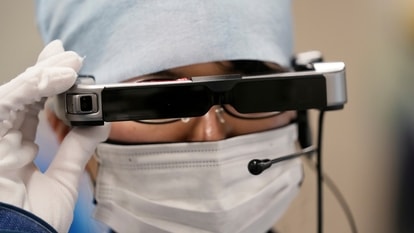 Features such as 70-degree field of view, light weight, eye-tracking movement, front camera and stereo speakers are expected in the first version of smart glasses. Coming to price, it is expected to be subsidized as smart glasses will have a huge development cost. AR