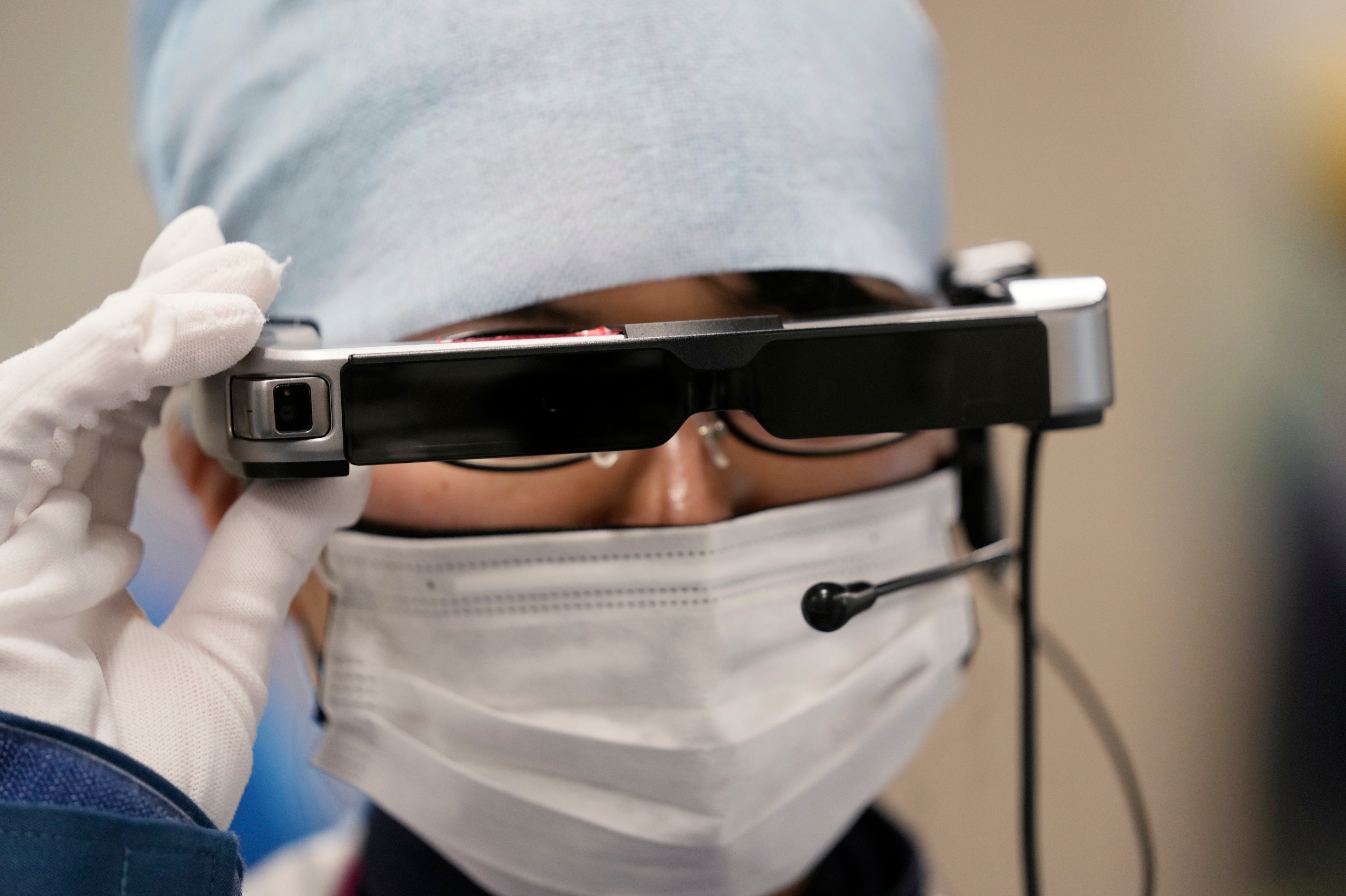 Features such as 70-degree field of view, light weight, eye-tracking movement, front camera and stereo speakers are expected in the first version of smart glasses. Coming to price, it is expected to be subsidized as smart glasses will have a huge development cost. AR