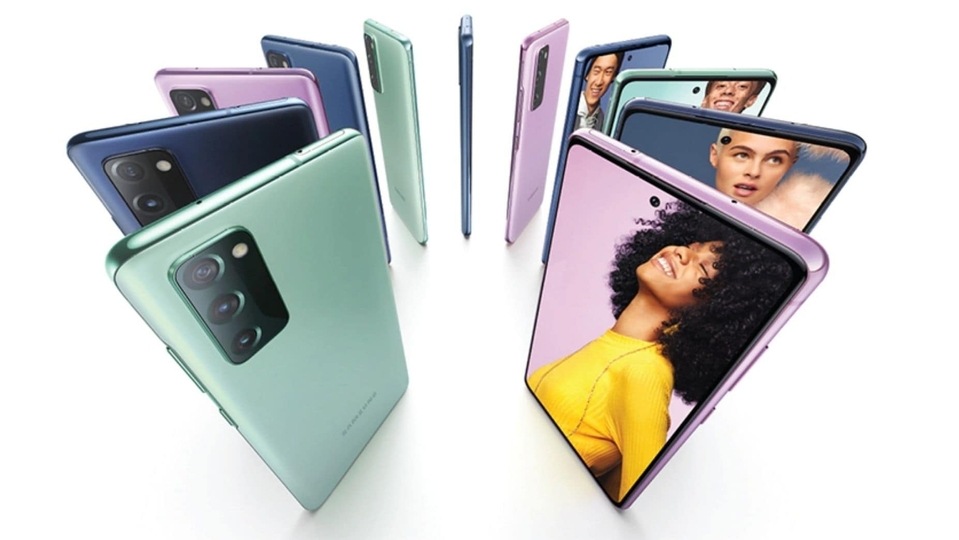 Samsung Galaxy S20 FE 5G- Samsung Galaxy S20 FE 5G is powered by Qualcomm Snapdragon 865 Octa-Core processor with 8GB RAM and 128GB expandable internal memory. In terms of OS, it runs on Android 11.0 operating system. It comes with a 6.5-inch Infinity-O Super AMOLED Display with 120Hz Refresh rate and 1080 x 2400 resolution. The Galaxy S20 FE 5G is priced at Rs. 31,199. Samsung
