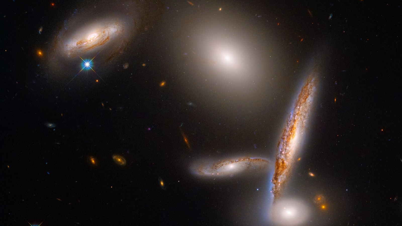 НАСА говорит, что космический телескоп Хаббла завораживает танцем 5 галактик;  Проверьте картинку