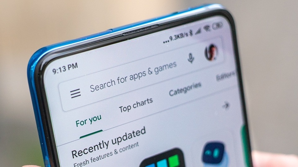 According to 9to5Google, the bug keeps the camera running in the background, resulting in the phone overheating. This overheating often leads to severe battery drainage. No solution for the bug has been found yet.