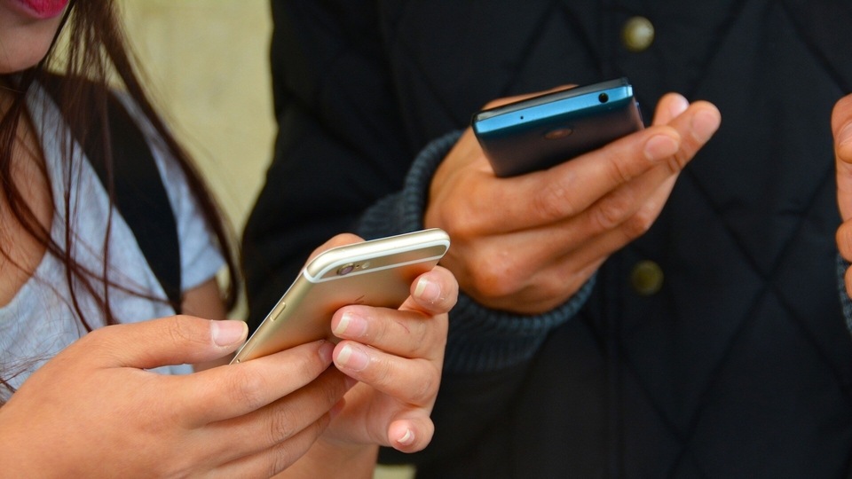 Noida roads will have access to free Wifi, charging points and even an emergency button. Wifi