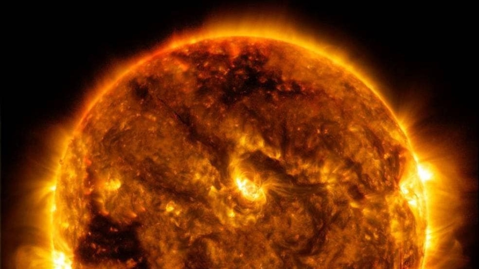 Słońce emituje ogromny rozbłysk słoneczny, który może wpłynąć na komunikację satelitarną: CESSI