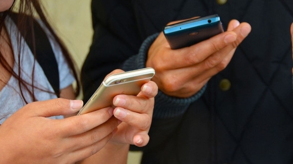A strong internet connection is a prerequisite for the group calling feature. The quality of the call depends on the stability and speed of the internet connection