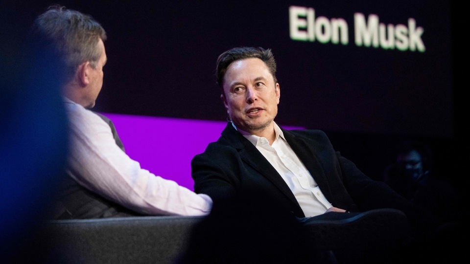 The texts provide a window into how Musk operates as he once again attempts -- almost four years later -- to take a publicly traded company private. Elon Musk