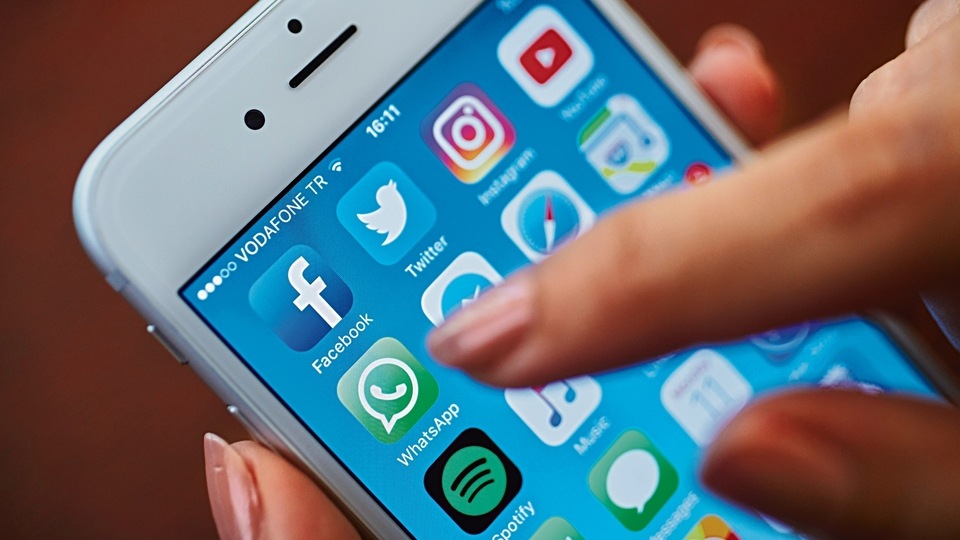 As a precaution, WhatsApp added a new functionality that would log out your accounts on all devices if there were syncing issues. You can also manually log yourself out of multiple devices. Here’s how you can do it.