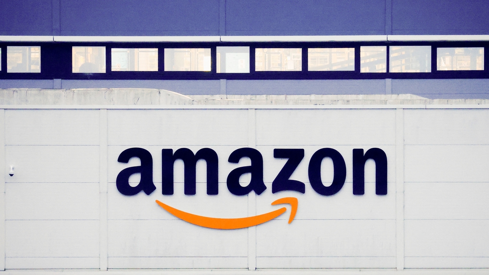 Big relief for staff! Amazon mobile phones ban in warehouses lifted ...
