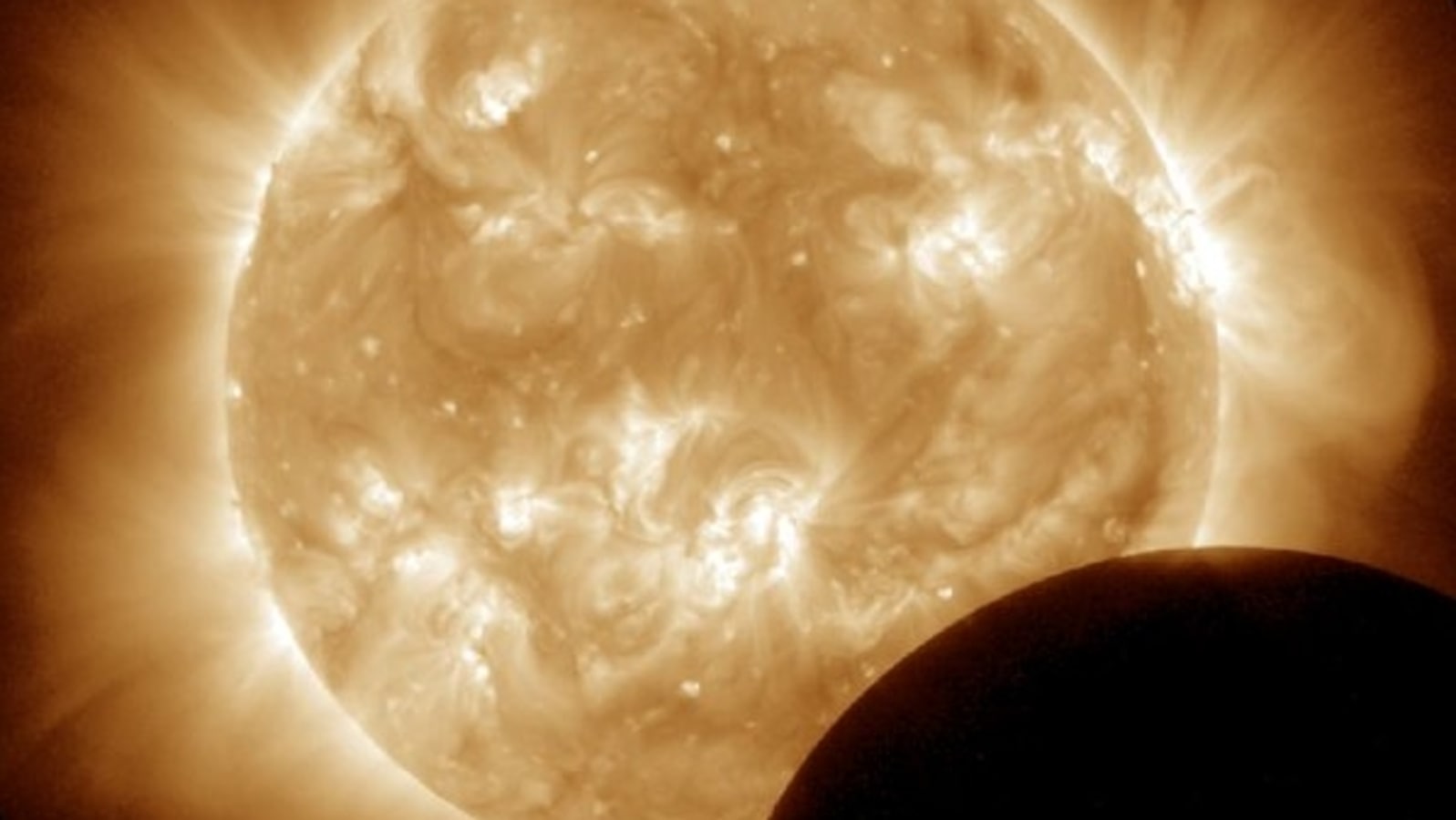 Смотрите удивительные фотографии первого солнечного затмения 2022 года