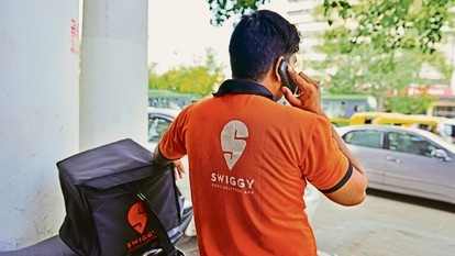 Netizens went crazy with their Twitter reactions after a Bengaluru Swiggy agent pulled off an unbelievable trick to deliver a customer's order. Check the viral story.