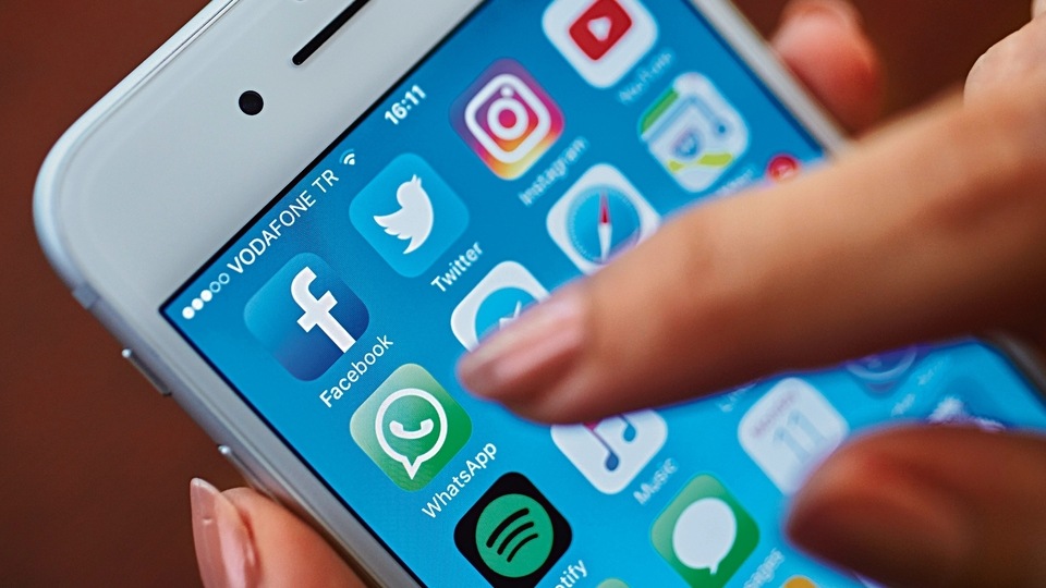 WhatsApp Reels- According to rumours, WhatsApp will soon introduce a feature that will allow users to view Instagram Reels directly from WhatsApp. This feature is being planned to integrate all Meta-owned apps.