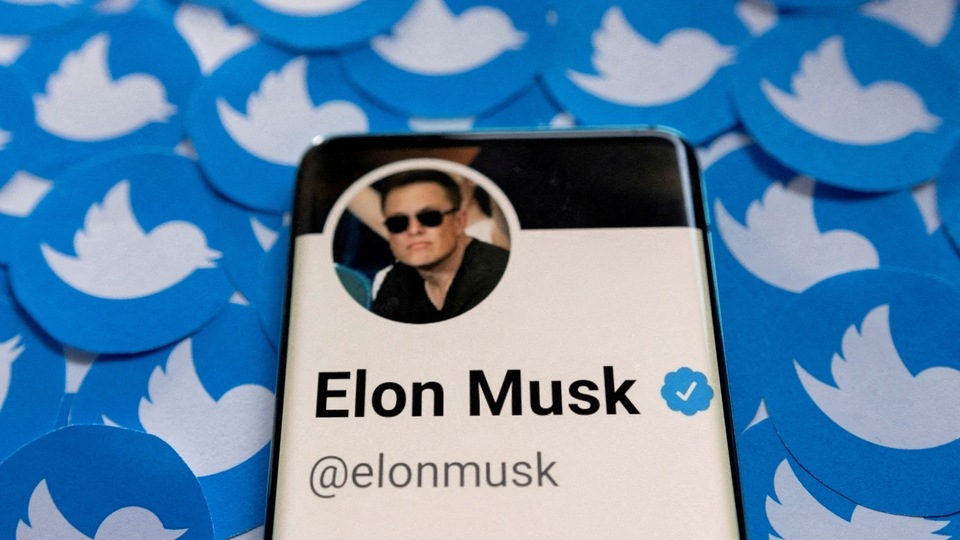 FILE PHOTO: Elon Musk's Twitter profile is seen on a smartphone placed on printed Twitter logos in this picture illustration taken April 28, 2022. REUTERS/Dado Ruvic/Illustration/File Photo