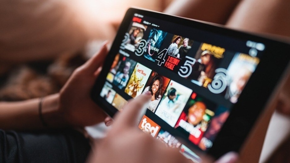 Netflix to add live streaming of shows to attract more customers.
