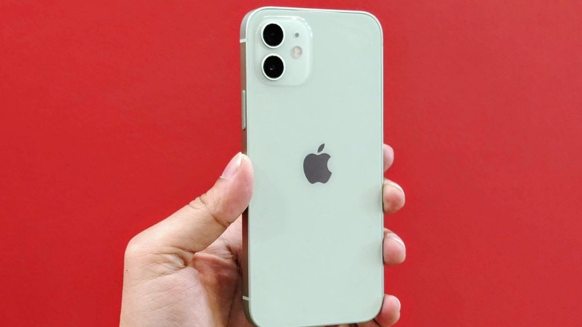 You will be surprised to know that the current price of the iPhone 12 is even lower than the iPhone SE 3, which was launched at a starting price of Rs. 43,990 in 2022. The iPhone 12 price cut on Amazon is therefore, very much worth considering with a massive discount.