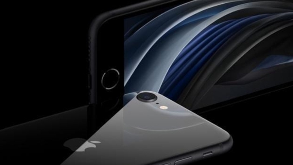 iPhone SE 2020 Specifications- The iPhone SE is powered by Apple A13 Bionic processor and runs the iOS 15. The Apple iPhone SE 2020 sports a 4.7-inch Retina HD display with a 750 x 1344-pixel resolution On the back of the Apple iPhone SE 2020, there is a single camera arrangement with a 12 MP camera and the smartphone is equipped with a 7 MP selfie camera.