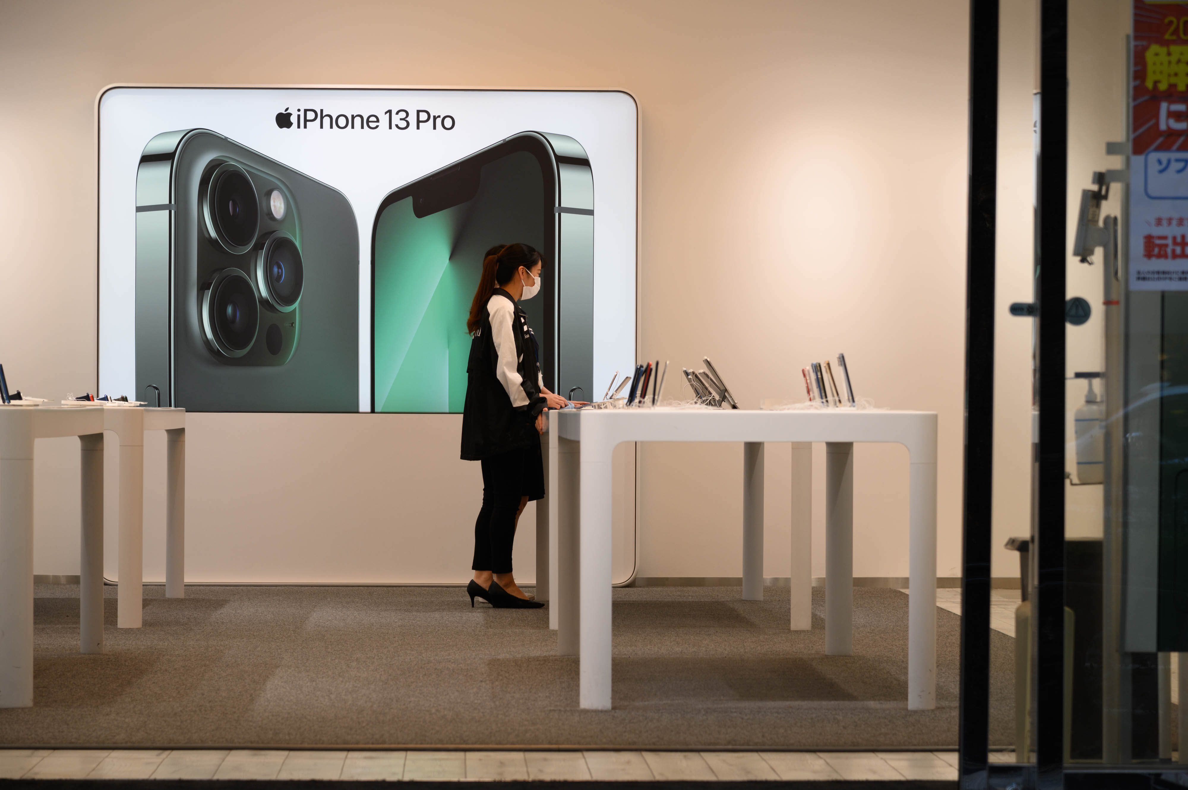 However, in this deal, you can get it for just $8.34 per month. This deal is valid on all colours and variants of the iPhone 13 Pro. iPhone 13 Pro
