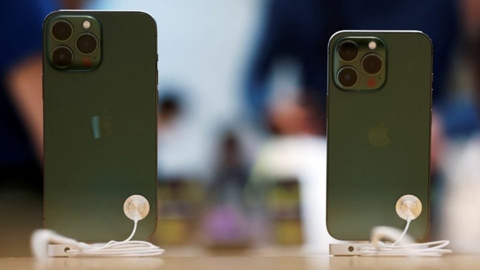 The company is asking suppliers to assemble roughly 220 million iPhones, about the same as last year. 