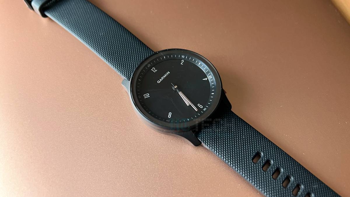 Smartwatch With a Hidden Screen: Garmin Vivomove Sport Review 