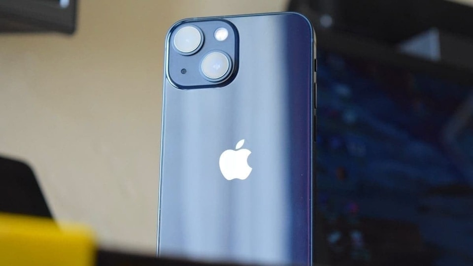 Looking for iPhone 13? The iPhone 13 price on Flipkart is Rs. 64,999 for the 128GB variant. You can get a massive discount via an exchange deal. For example, on the exchange of iPhone 11, you will easily get around Rs. 25,000 discount depending on the condition of the phone you want to exchange. iPhone 13
