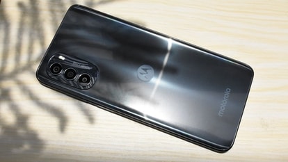 Even as Motorola focused on a 10-bit display, the phone's design looks a bit outdated! Against tough competition, the Moto G82 5G doesn’t stand out in terms of looks. However, its curved rear panel and sleek design make it quite handy to use.