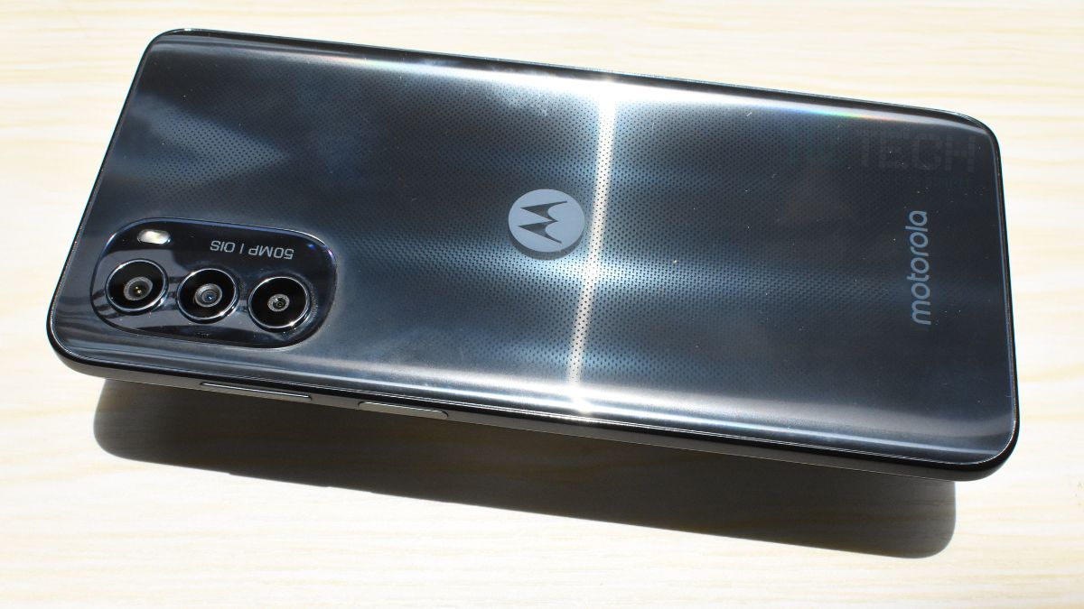 The Moto G82 5G is powered by the Snapdragon 695 chipset along with LPDDR4X RAM, which runs on Android 12 out of the box. Good part? You won’t find bloatwares or unnecessary notifications! This comes with a slew of customisation options from themes to animations. Moto G82 5G