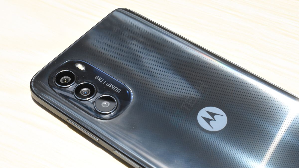 Moto G82 5G is equipped with a triple-camera setup at the back which brings a 50MP primary camera with OIS. Besides this, an 8MP ultra-wide and a 2MP macro sensor supports the camera performance. Within the limited time of usage we have had with the device so far, the camera has revealed that it brings a boosted coloured photos feature in daylight. The extensive camera performance result will be out soon in our review. Moto G82 5G