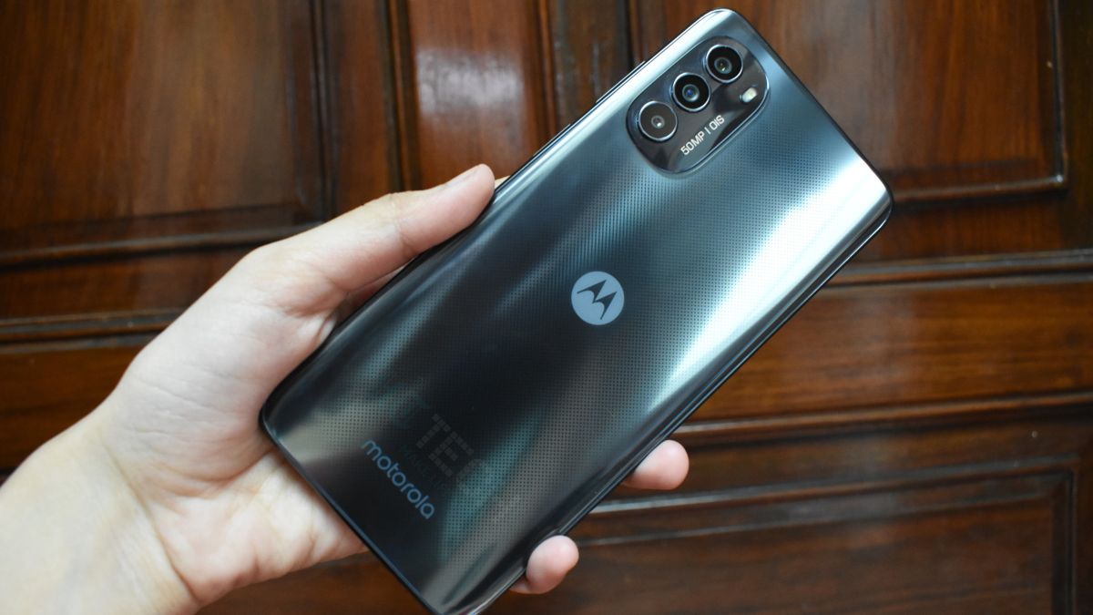 Moto G82 5G packs a 5000mAh battery with the support of 33W TurboCharging option. Something that we are usually finding in most smartphones these days. Moto G82 5G