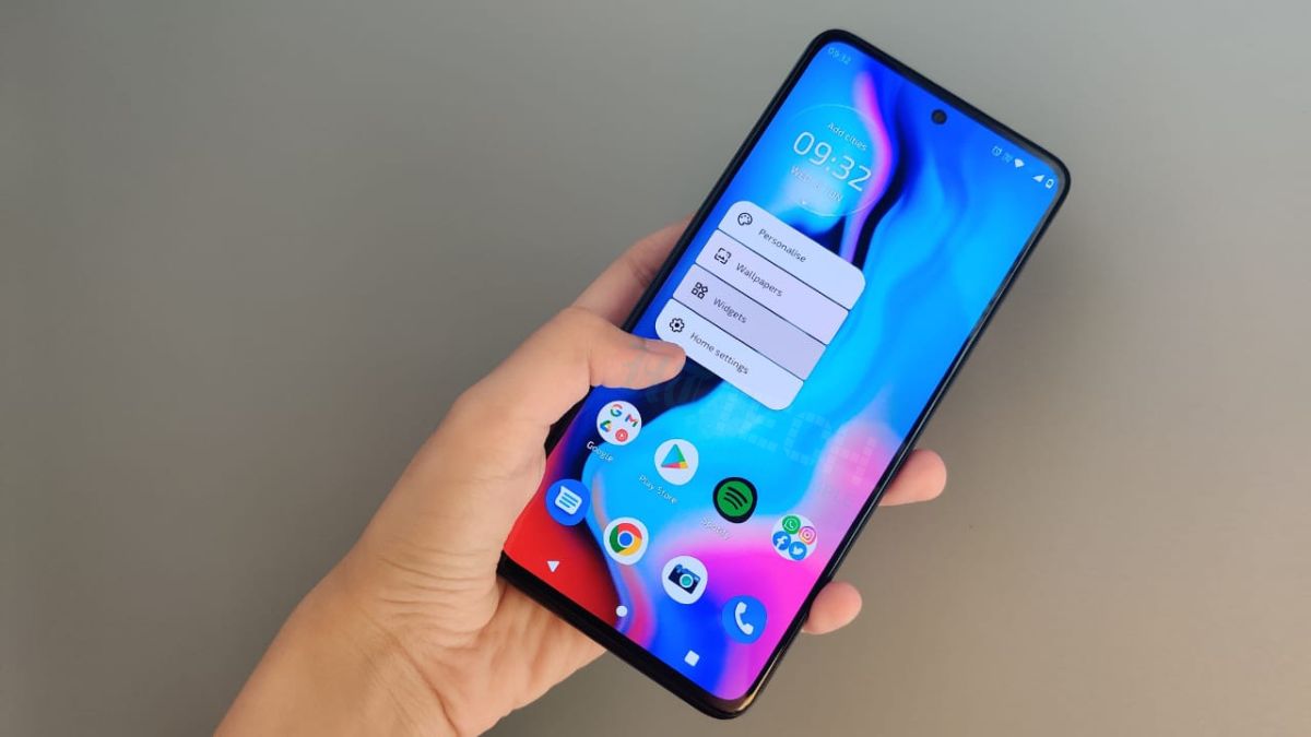 Moto G82 5G first impressions reveal its main highlight virtually instantly- the display. The smartphone features a 6.6-inch pOLED screen with a 10-bit colour depth and that resonated very well with a great viewing experience for binge-watching. The display also comes with a refresh rate of up to 120 Hz.