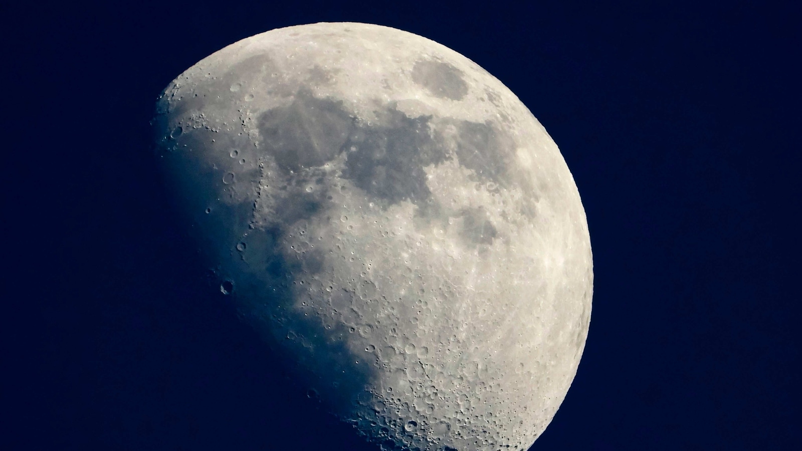 Lunar illusion! Why does Moon look bigger on some nights? Tech News