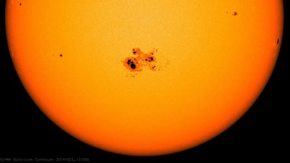 zwavel volgorde Gedeeltelijk HUGE Sunspot facing Earth! Set to trigger solar storms, Auroras | Tech News