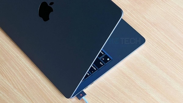 ఆపిల్ MacBook Air M2 14-ల్యాప్‌టాప్ సరికొత్త లుక్ తో వచ్చింది. కొత్త డిజైన్‌లో ముందు నుంచి వెనుకకు ఒకే మందంతో ఉంటుంది.ఈ మాక్‌బుక్ ఇప్పుడు మందమైన గుండ్రని అంచులను కలిగి ఉంది. Apple లోగో సైజ్ కూడా పెరిగింది.