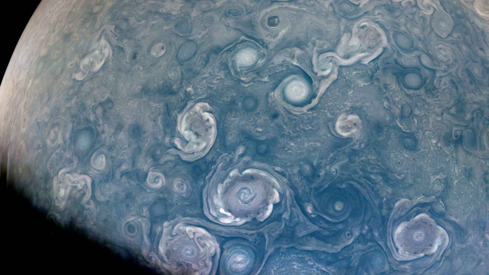NASA Juno는 목성의 멋진 사진을 찍어 북극에 거대한 폭풍을 보여줍니다.