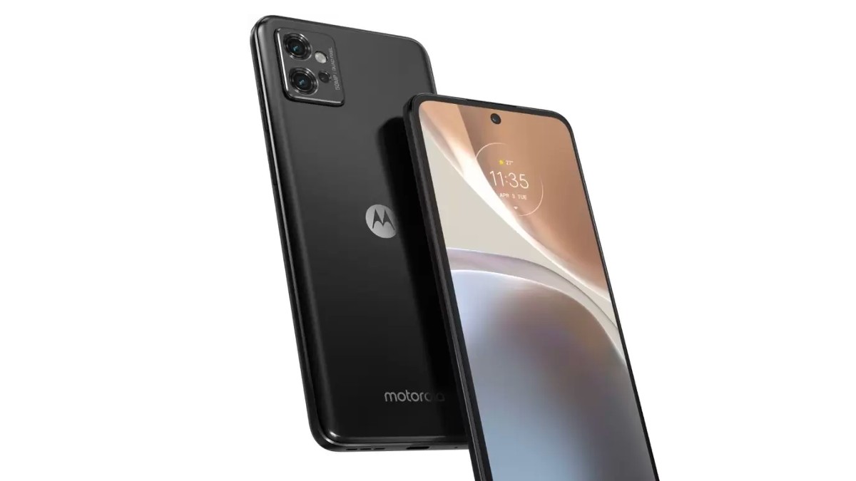Moto G32: It has a strong 5000mAh battery support and power from the Snapdragon 680 chipset. The Moto G32 offers a 6.5-inch Display with a 90Hz refresh rate and packs a 50MP camera with a 16MP selfie camera. You can find it priced at Rs. 10499. Moto G32