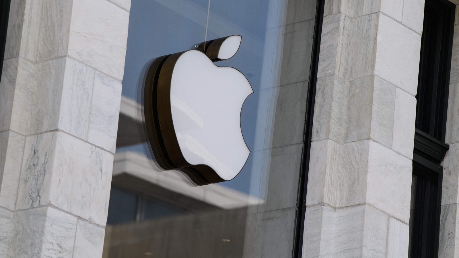 Apple Inc. is back as market leader after a painful first half of the year. Apple