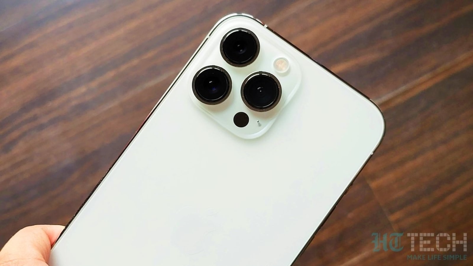 Best Buy is offering iPhone 13 Pro with a massive discount. Get this iPhone at a much cheaper price. iPhone 13 Pro