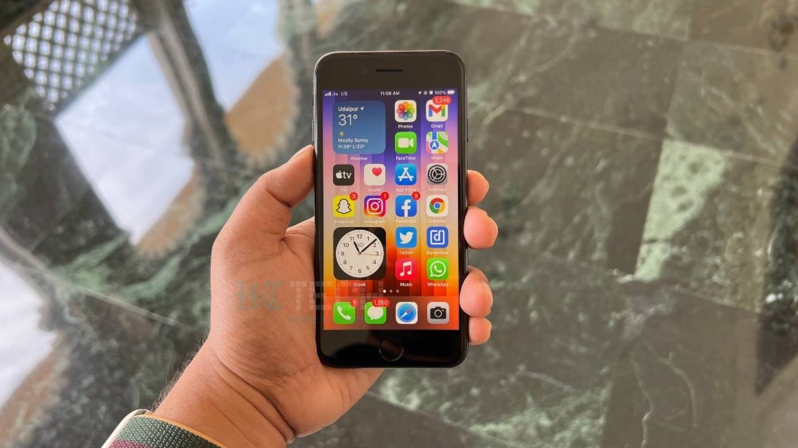 Here is all you need to know about the warning about iPhone Apps of Facebook, and Instagram. iPhone SE 3rd Gen