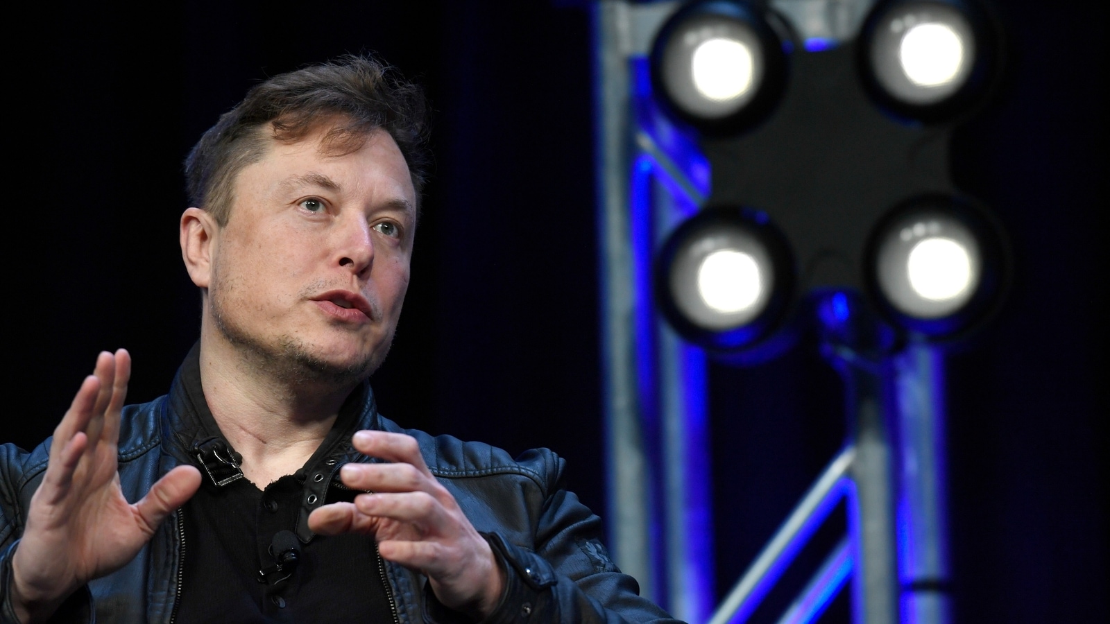 SpaceX has discussed the possibility of using Starlink for Apple's iPhone 14 satellite connectivity feature, says Elon Musk. iPhone 14