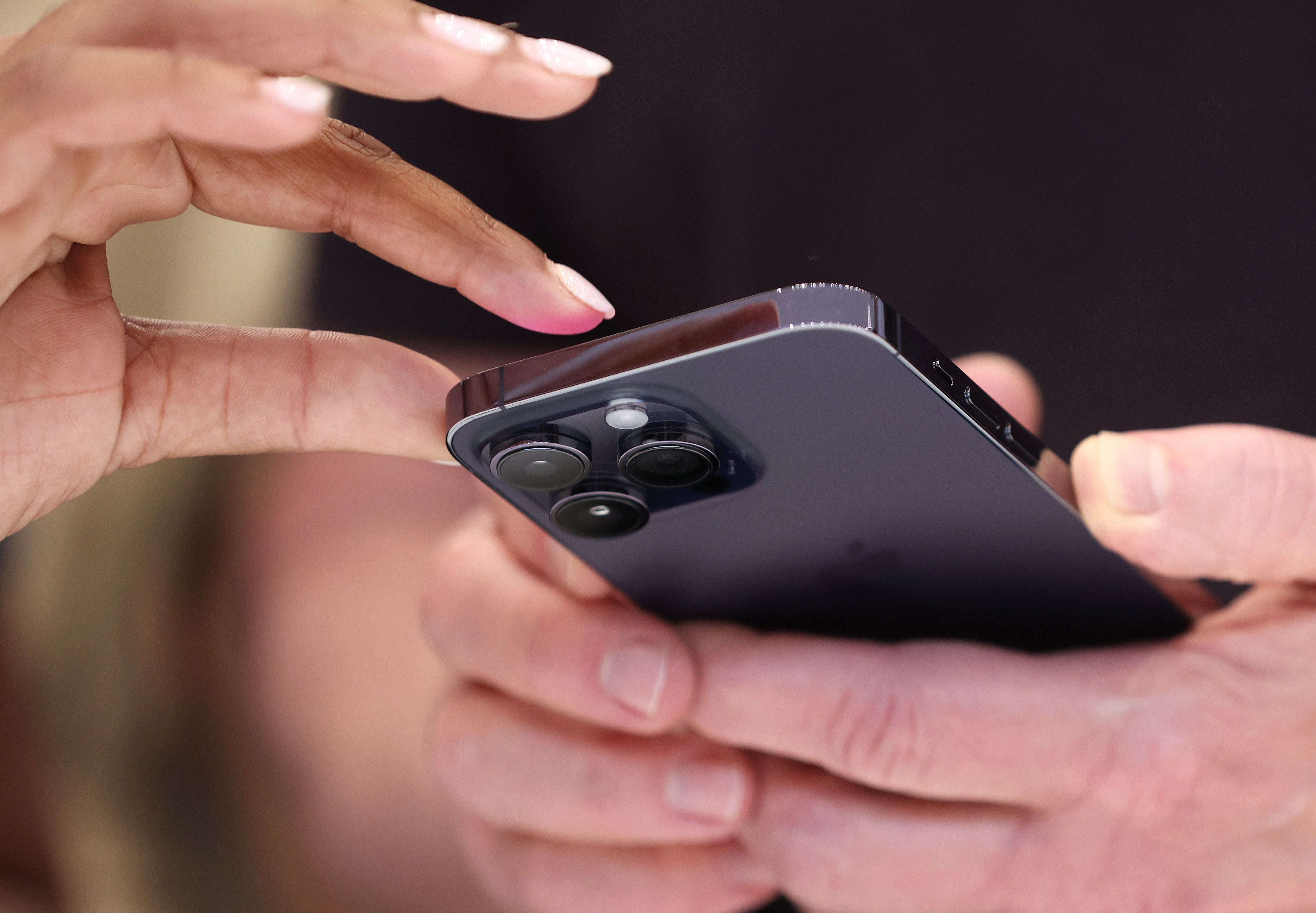 In a series of tweets, the analyst further informed that there will be Taptic Engines located on the internal left and right sides to provide force feedback to make users feel like they are pressing physical buttons. He went on to say that due to this design change, the number of Taptic Engines used in each iPhone will increase from the current one to three. As a result, the existing Taptic Engine suppliers, Luxshare ICT (1st supplier) and AAC Technologies (2nd supplier) will be significant beneficiaries. iPhone 15
