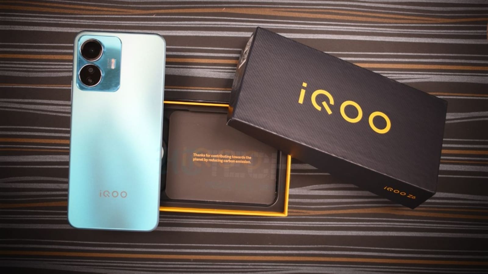 Chào mừng đến với iQOO Z6 Lite 5G - chiếc điện thoại vượt trội về hiệu suất và tốc độ. Màn hình lớn, camera ấn tượng và tính năng 5G sẽ đưa bạn đến một trải nghiệm di động chưa từng có. Để biết thêm chi tiết về sản phẩm này, hãy xem hình ảnh kèm theo.