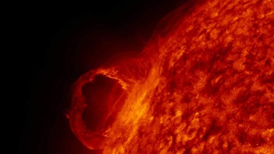Strong solar flare eruption caused radio blackouts in Africa and Middle East. Find out if a solar storm can hit us today. Solar Flare