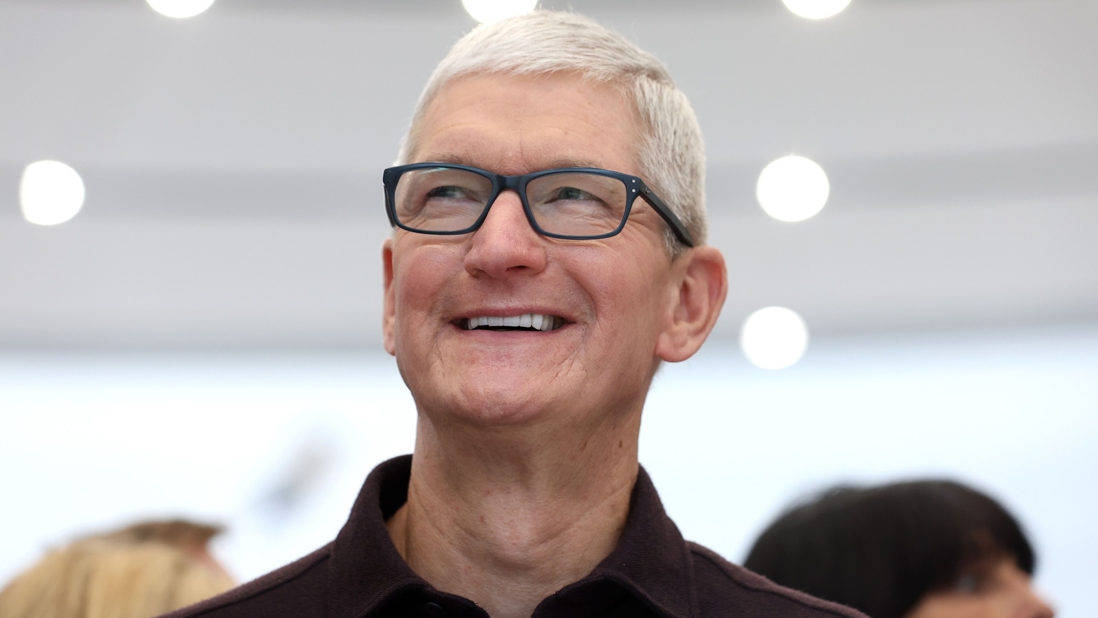 Tim Cook slowly waves checkered flag at Formula 1 GP; Soon comes under