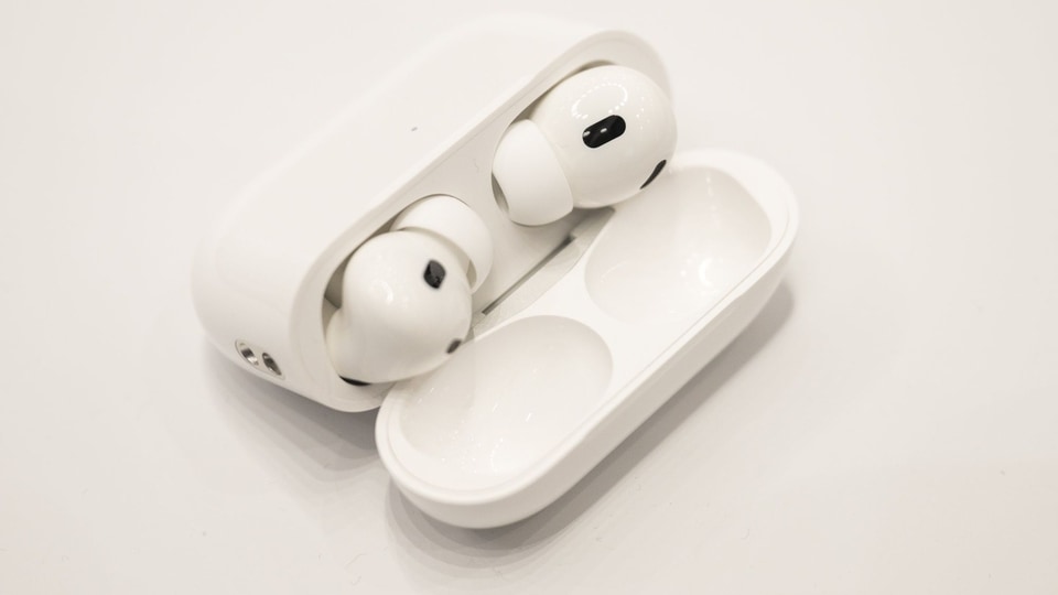 Apple rolls out first firmware update for AirPods Pro 2 |