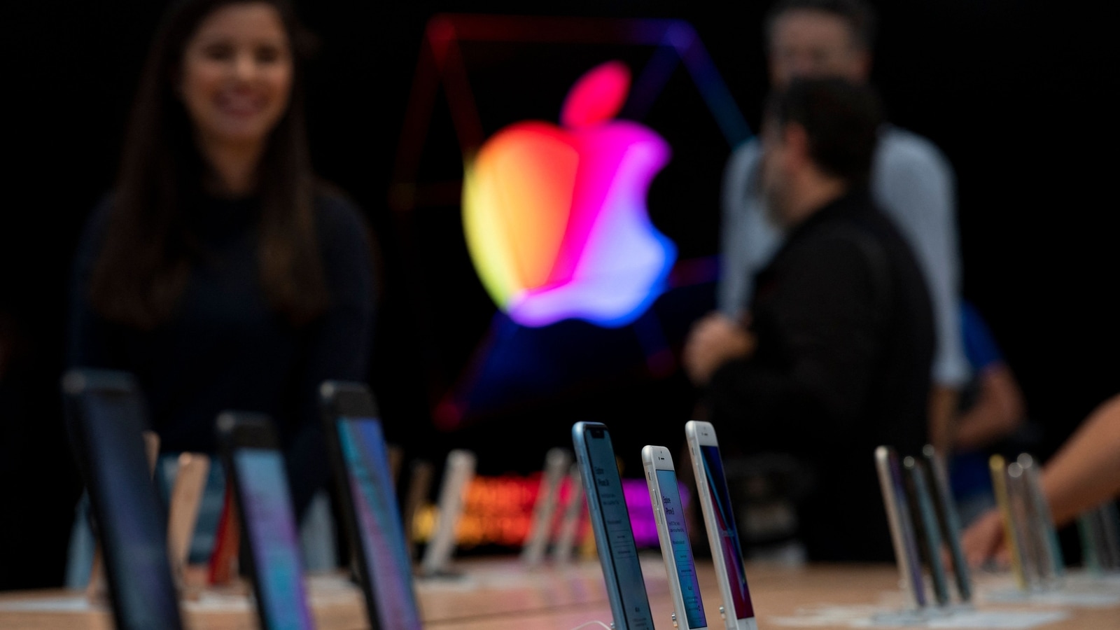 Apple worsens selloff over iPhone 14 U-turn | Tech News