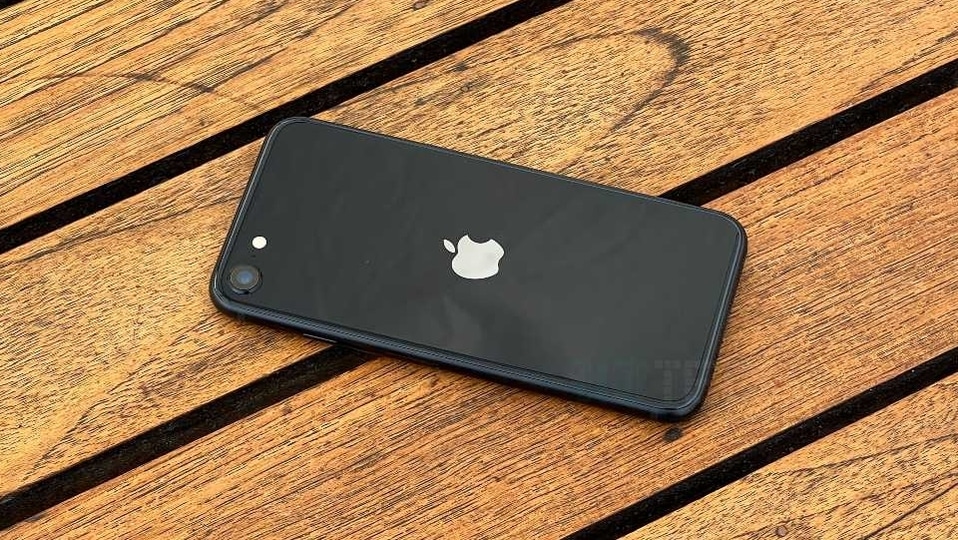 The iPhone SE 3 is priced at $429 but a $200 gift card will make it interesting. iPhone SE 3