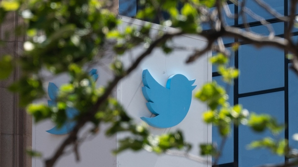 Twitter Inc. shares are set to extend losses for a third session on Friday, widening the gap between Elon Musk’s $54.20 per share offer. Twitter