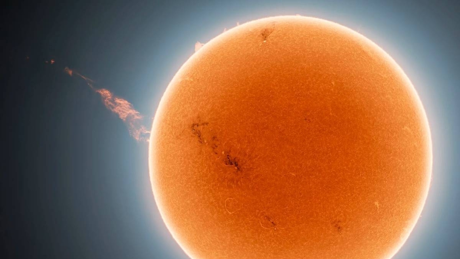 ¡Guau!  El sol dispara una columna de plasma de 1,6 millones de millas, el astrónomo obtiene una foto increíble
