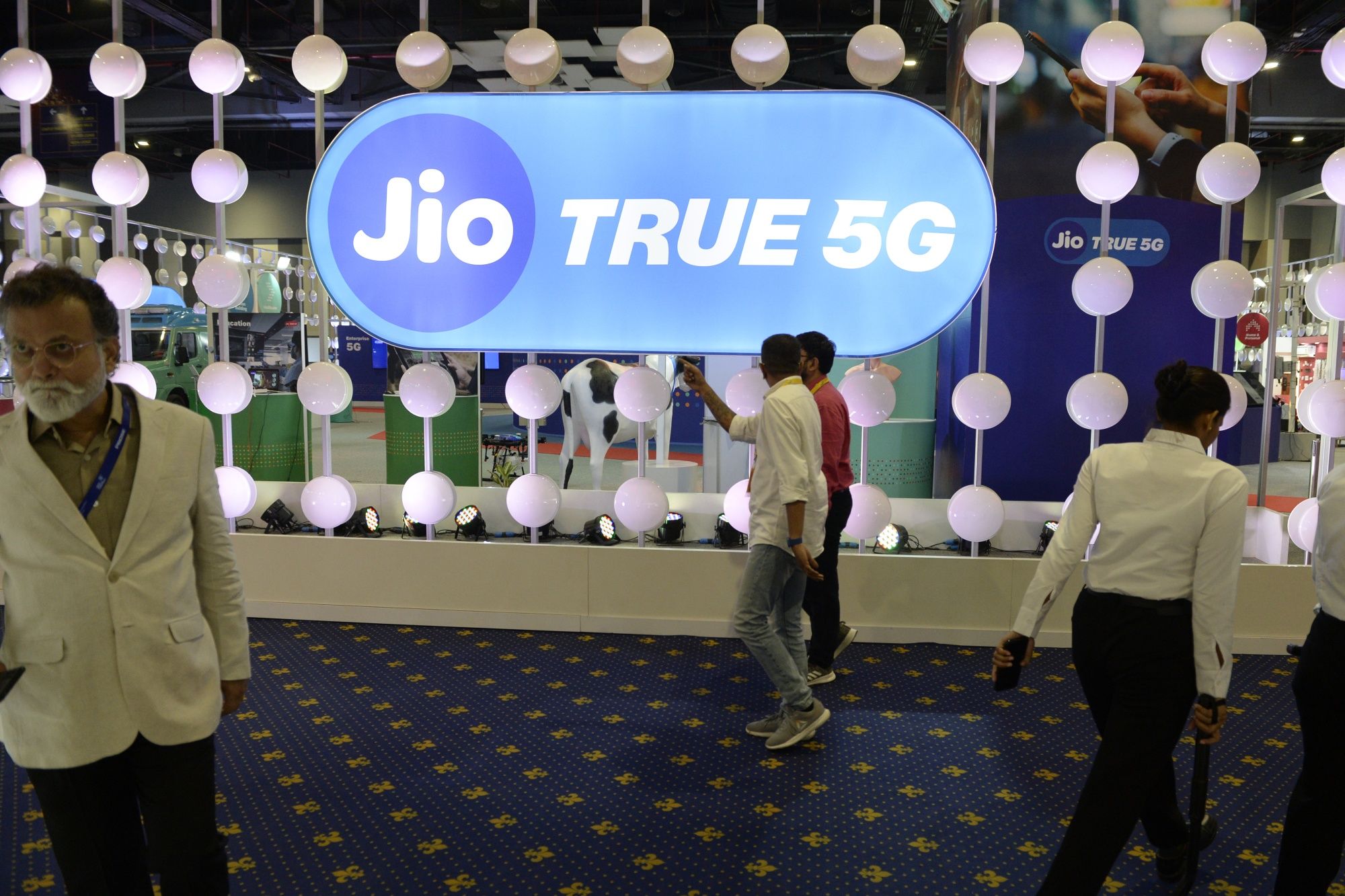 Reliance Jio is one of the biggest mobile network providers in India. They have some really value-for-money plans, depending on your needs and internet usage. If you love unlimited plans but do not want to pay a fortune, then these Jio prepaid plans for unlimited 5G data are just for you. However, do note that in order to enjoy unlimited 5G internet, you will need to pick a plan that is above Rs. 235 and a compatible smartphone that has 5G bands. And of course, you need to be at a location that has 5G coverage. Check the details. Reliance Jio 5G