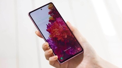 Change your icon layout on the home screen! Can’t fit in all your favorite apps on the home screen? Just change the layout and now you can fit in more. To enable this, go to Settings > Home Screen. Samsung Galaxy S20 FE