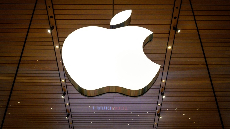 Apple has issued a statement saying that it has temporarily removed the gambling app suggestions that were appearing next to the children's gaming section. Apple